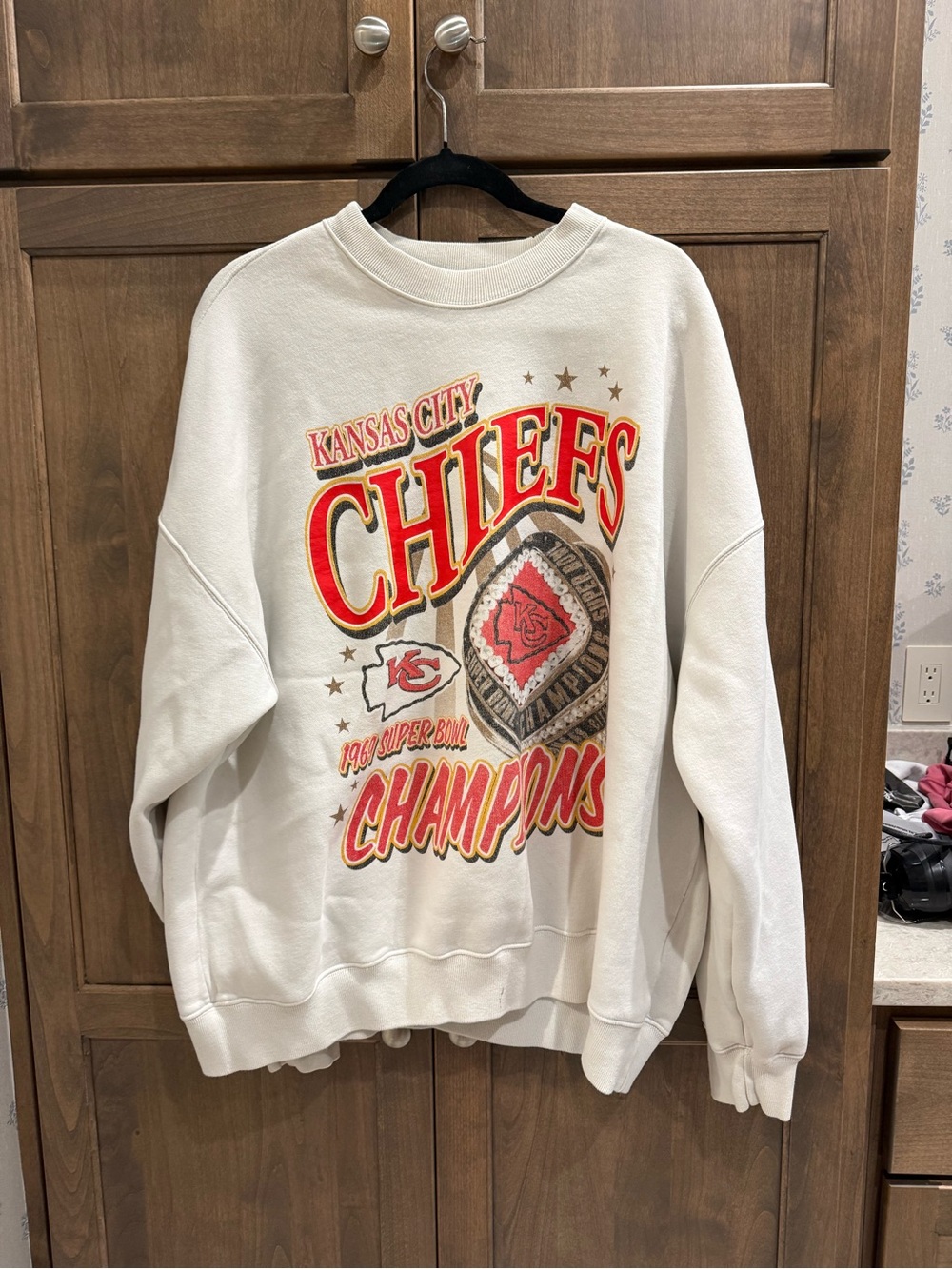 Abercrombie & Fitch White Kansas City Chiefs Graphic Sweatshirt